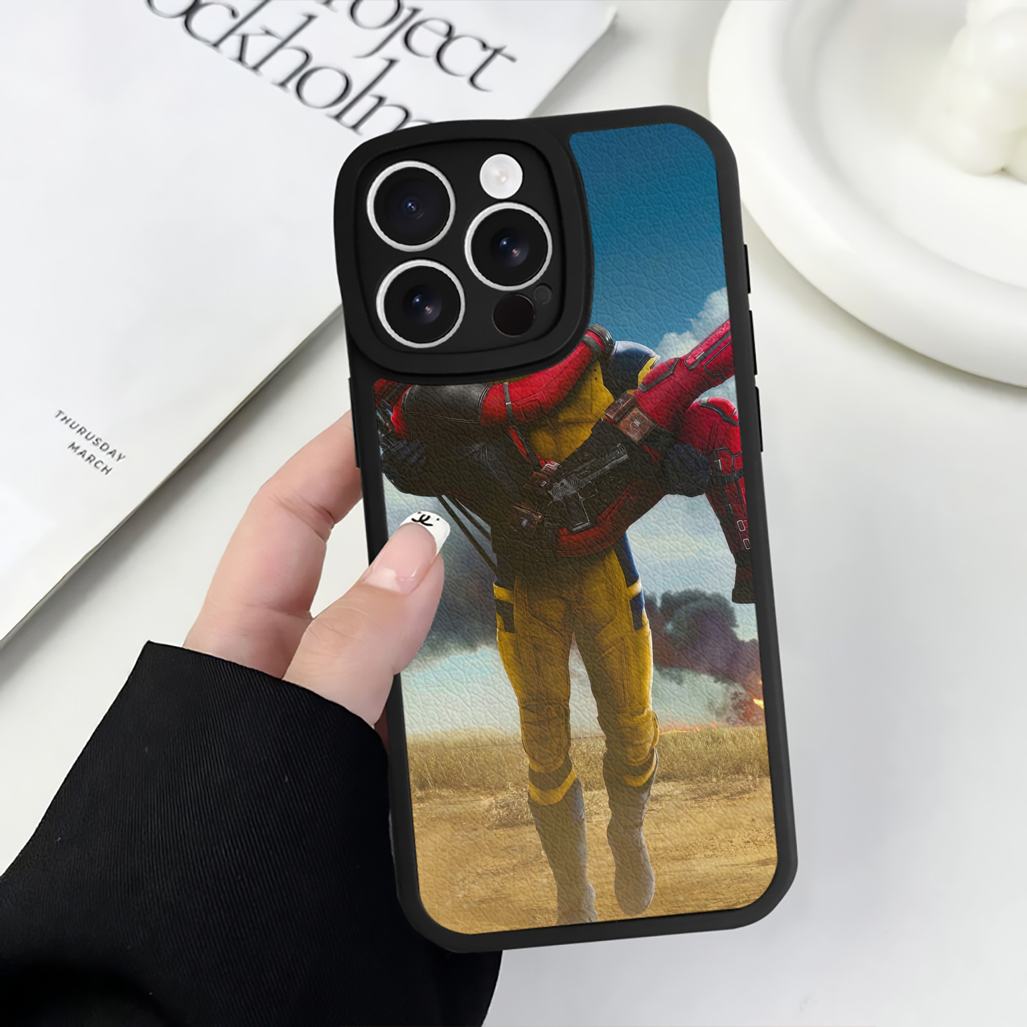 （画像用） Deadpool デッドプール 【iPhone 16シリーズ対応】シリコンスマホケース（レザー調） 材質：シリコン